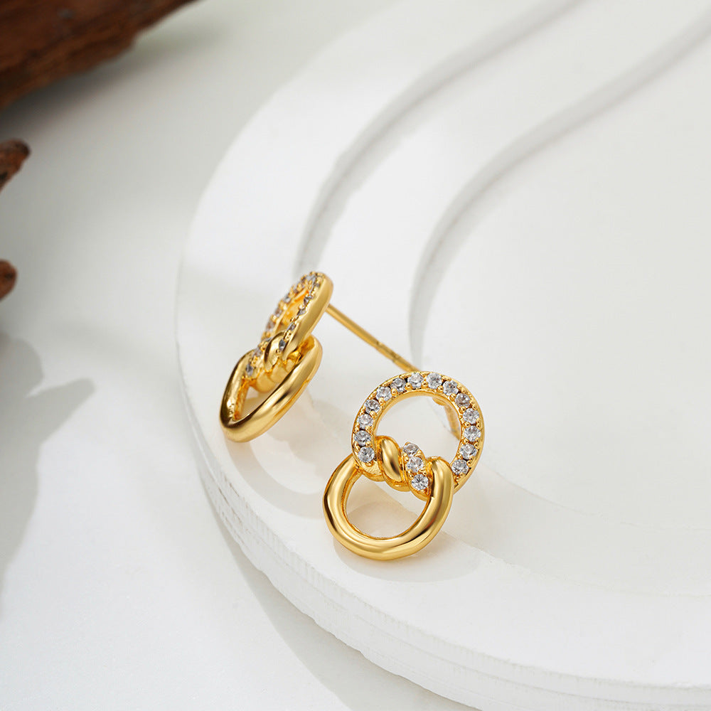 Boucles d’Oreilles Double Anneau D – Élégance en Or 18K & Zircons Scintillants