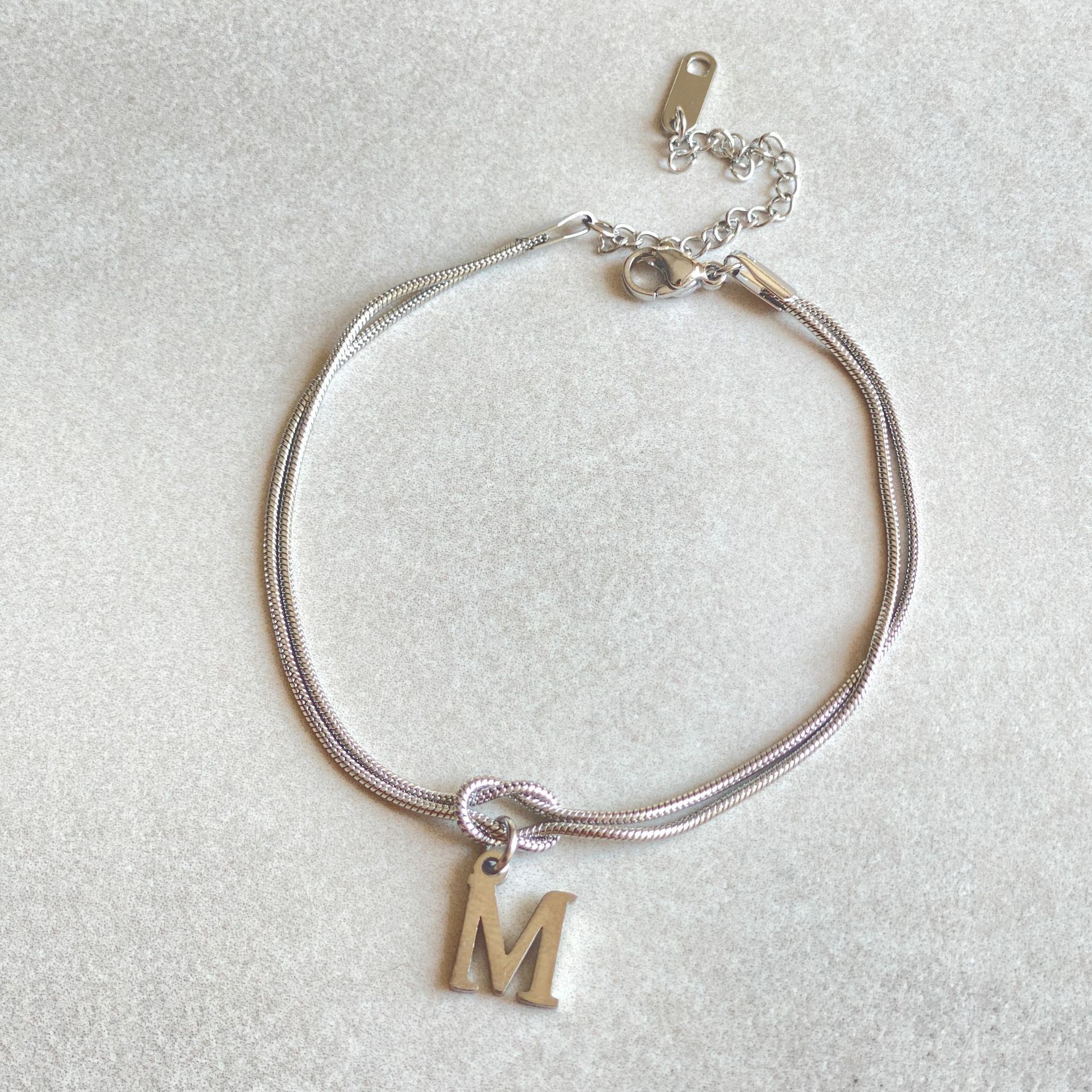 Bracelet Nœud d'Amour A-Z – Élégance Personnalisée &  Acier Inoxydable