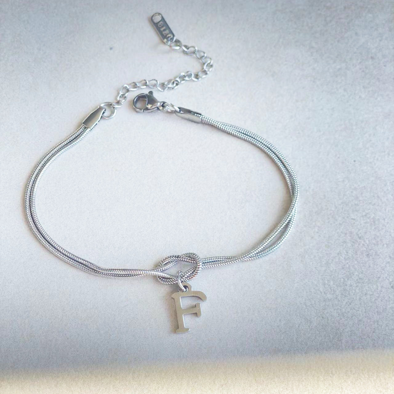 Bracelet Nœud d'Amour A-Z – Élégance Personnalisée &  Acier Inoxydable