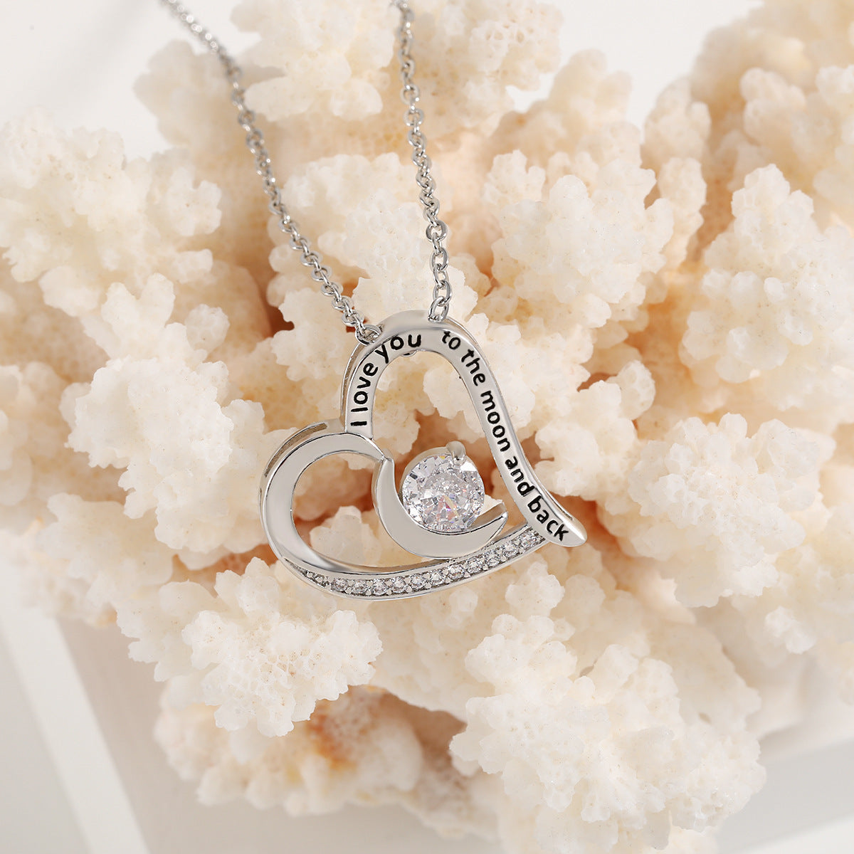 Collier d’Amour en Cœur – Strass Brillants &  Lettres Personnalisées