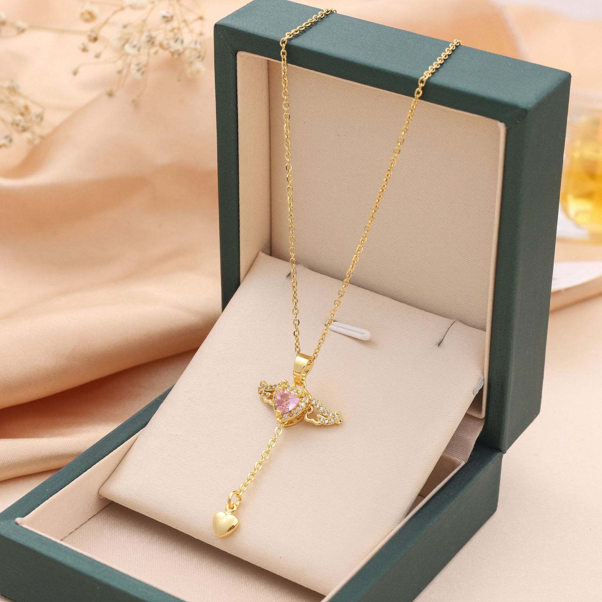 Collier Cœur d'Ange – Pendentif Mobile & Cristal Scintillant