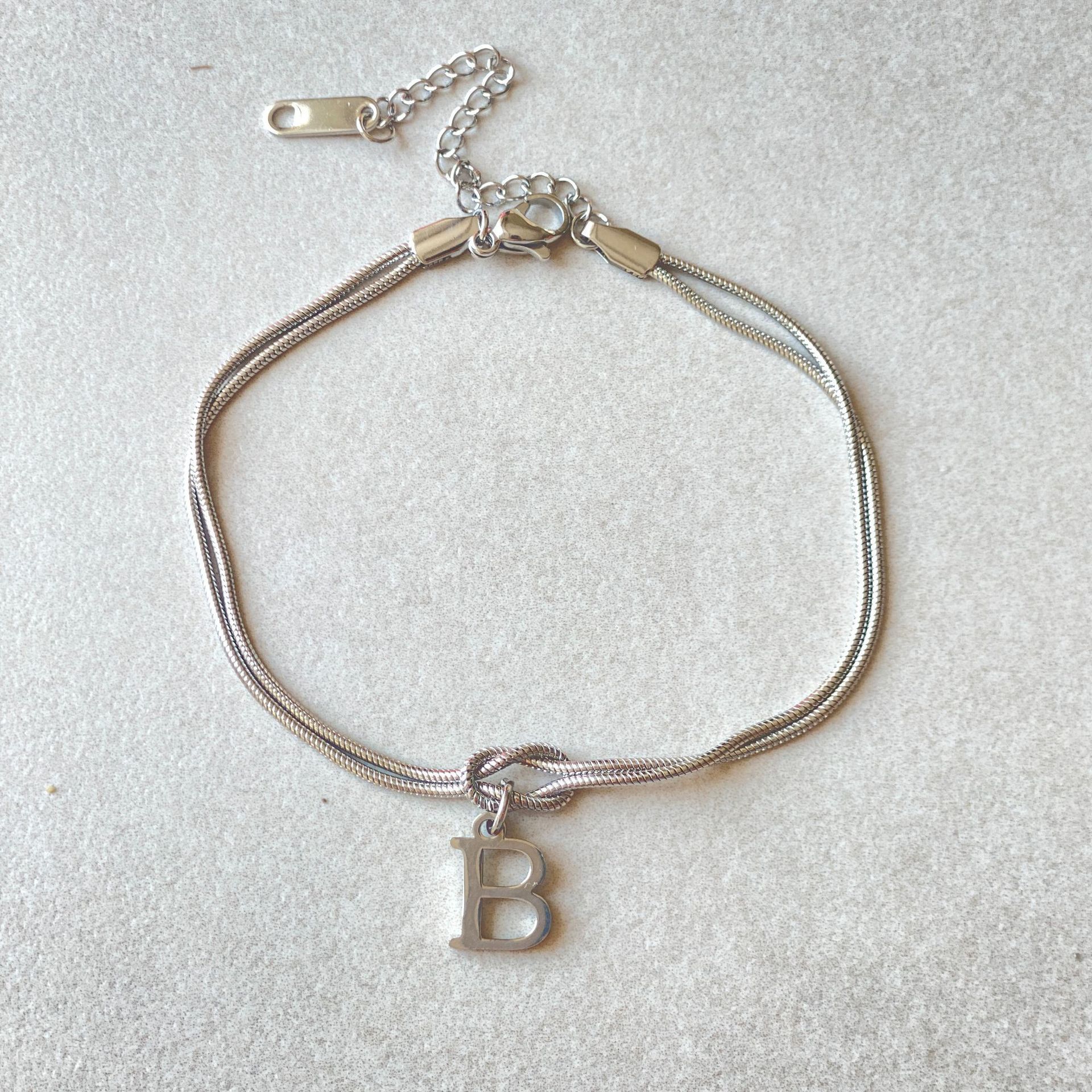 Bracelet Nœud d'Amour A-Z – Élégance Personnalisée &  Acier Inoxydable