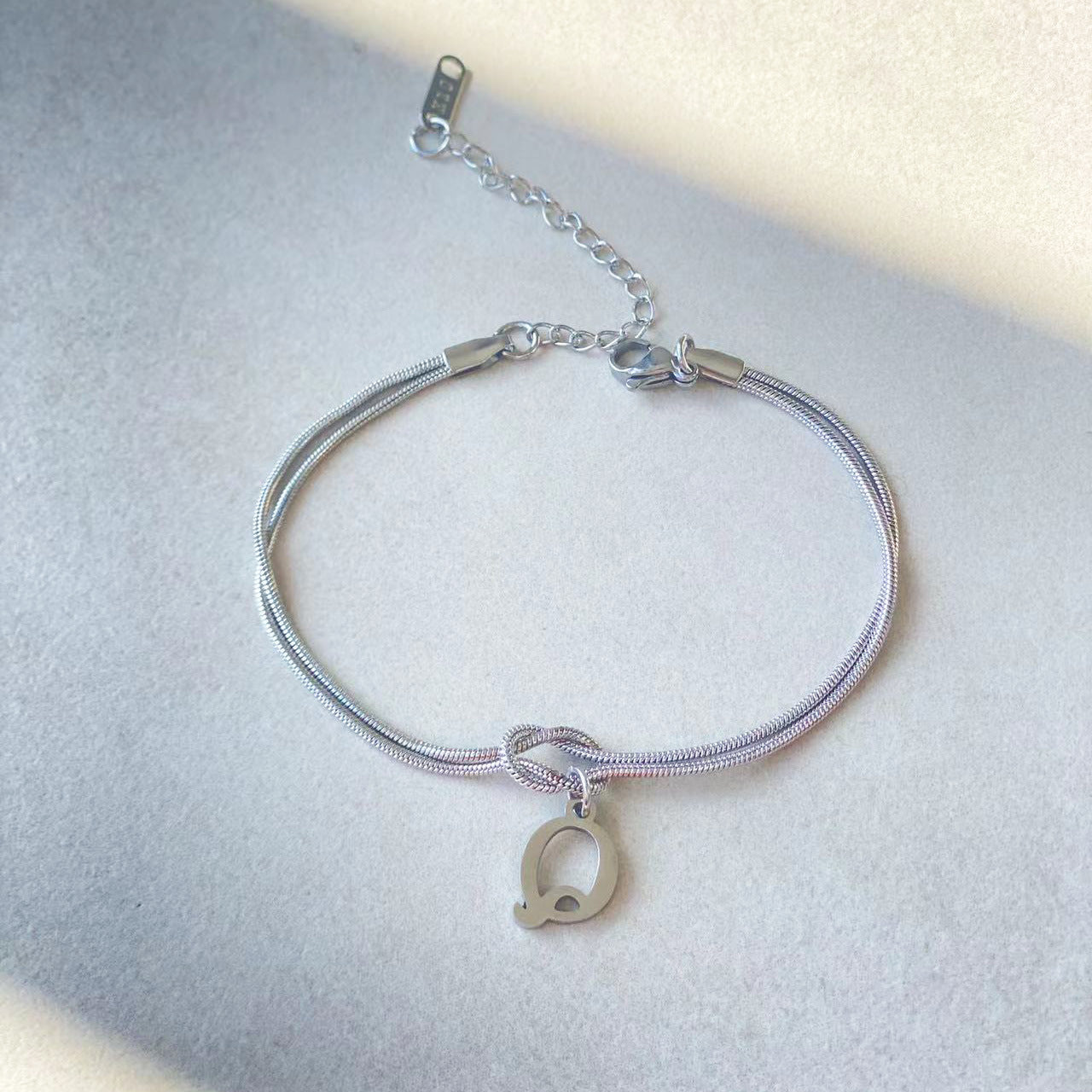 Bracelet Nœud d'Amour A-Z – Élégance Personnalisée &  Acier Inoxydable