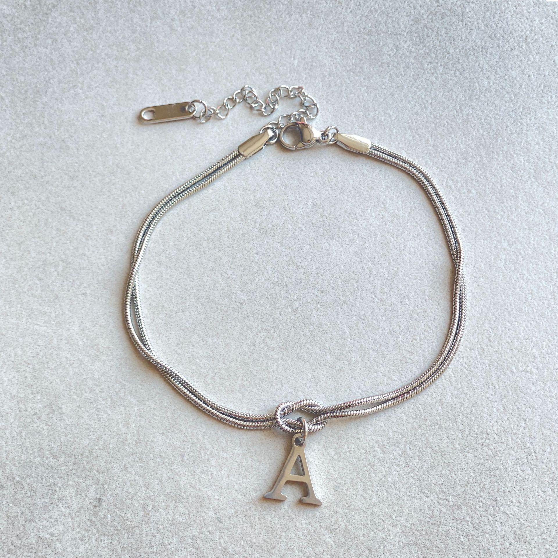 Bracelet Nœud d'Amour A-Z – Élégance Personnalisée &  Acier Inoxydable