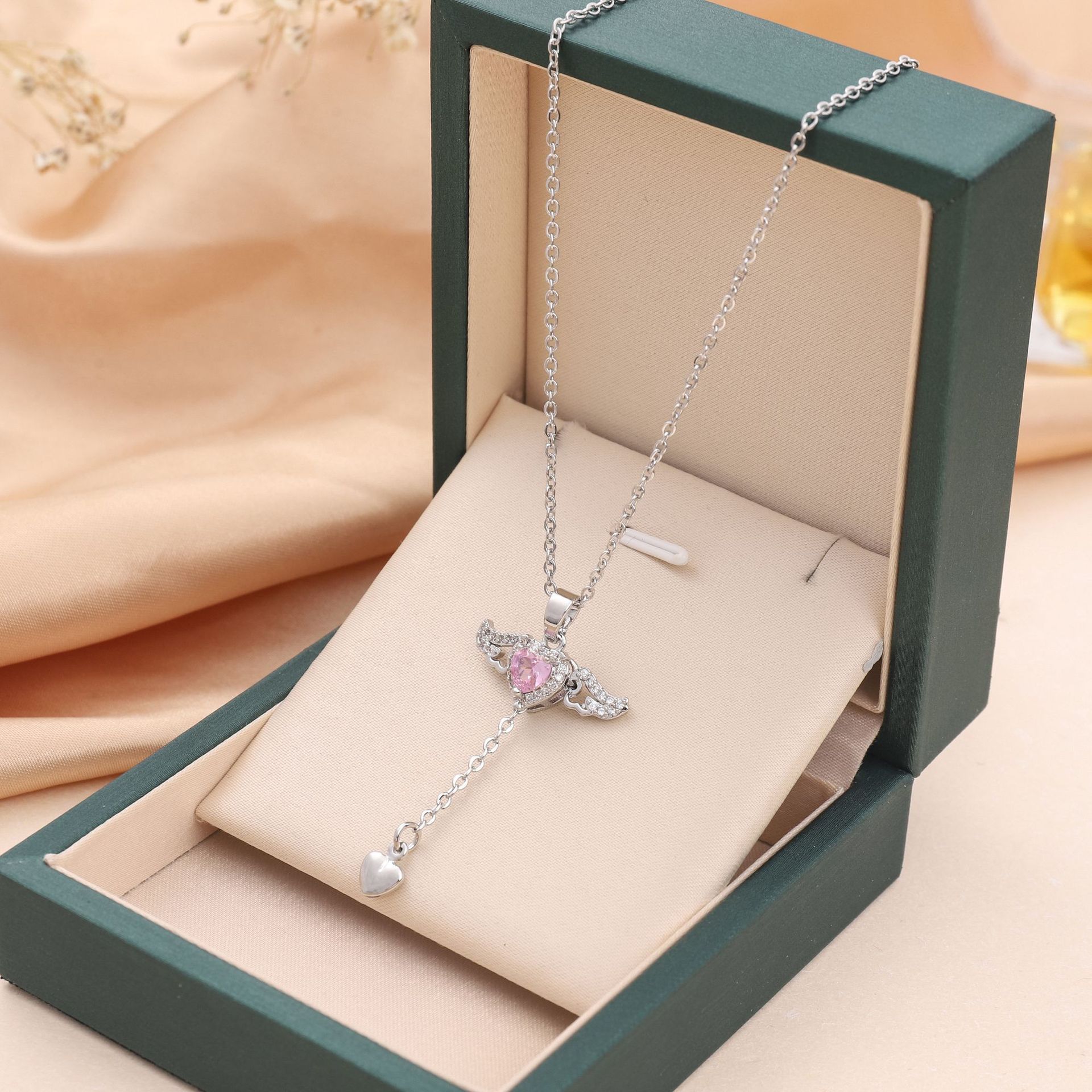 Collier Cœur d'Ange – Pendentif Mobile & Cristal Scintillant